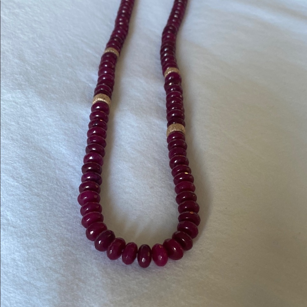 Red and Gold Gemstone Necklace with Graduated Design